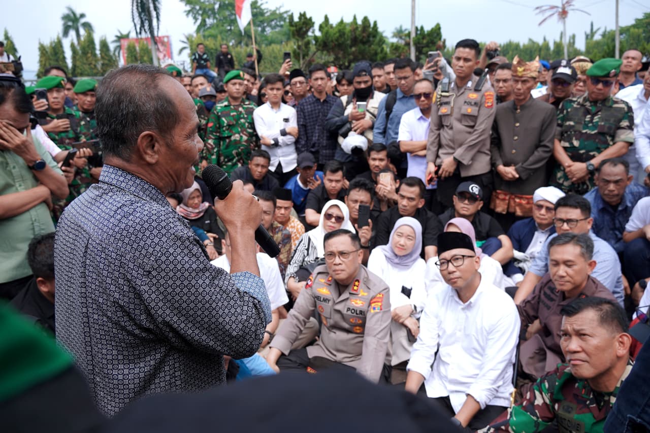 ‎Pemimpin Daerah Lampung Duduk Bersila Bersama Mahasiswa, Dengarkan Aspirasi Aliansi Lampung Melawan di Depan Kantor DPRD